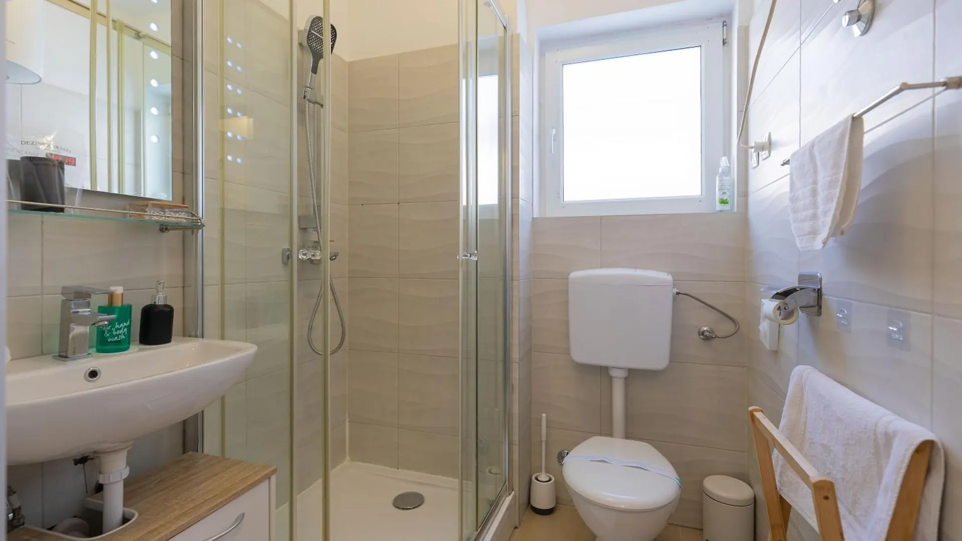 Sandstrand, No 2 Nin Apartamento